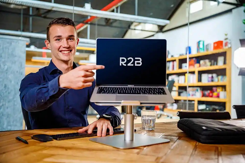 Een laptopcomputer die ’R2B’ op zijn scherm weergeeft.